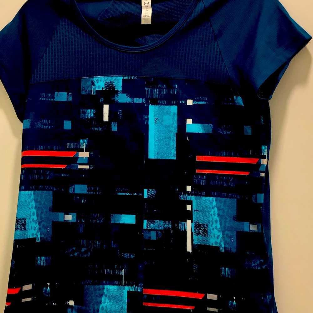 Tee with opening in back